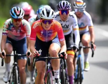 Деми Воллеринг (SD Worx) в отрыве на женской велогонке La Fleche Wallonne