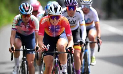 Деми Воллеринг (SD Worx) в отрыве на женской велогонке La Fleche Wallonne