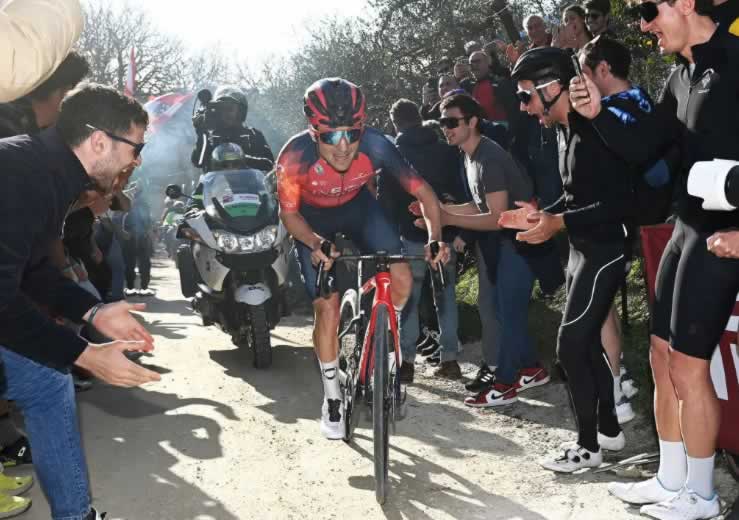 Том Пидкок (Ineos Grenadiers) в одиночной гонке к победе на Strade Bianche 2023