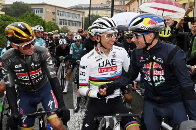 Примож Роглич (Red Bull-Bora-Hansgrohe) общается с Тадеем Погачаром (UAE Team Emirates) и Ремко Эвенпоэлем (Soudal-QuickStep) на стартовой линии Джиро дель'Эмилия